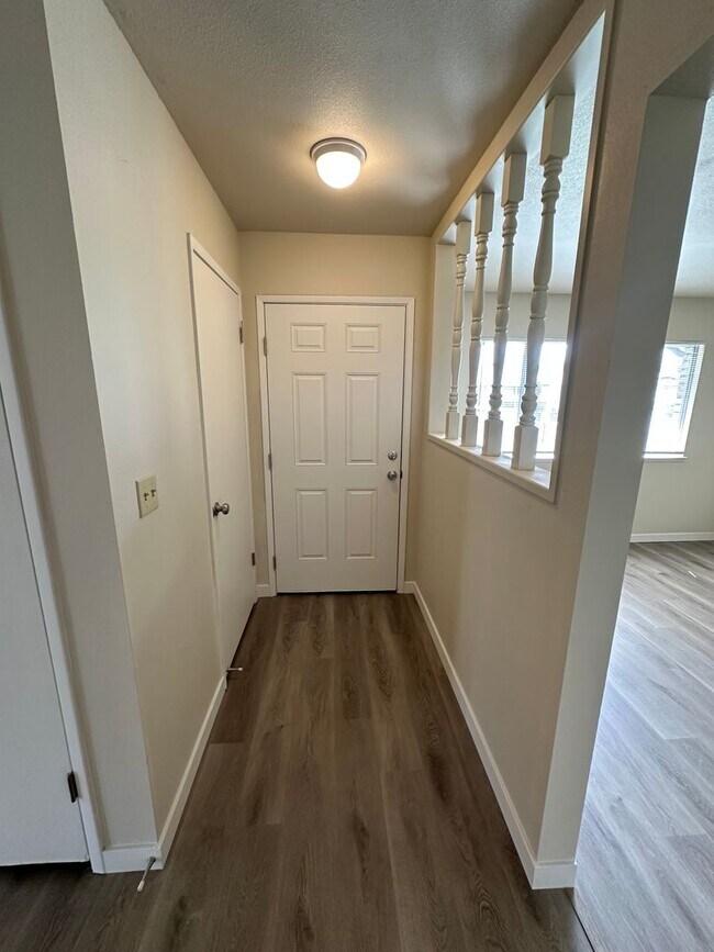 Foto del edificio - 1613 Carnation Ct