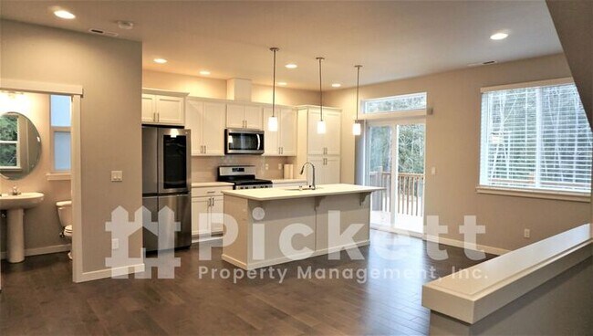 Building Photo - 3 Bedroom Newer Construction House Close t...