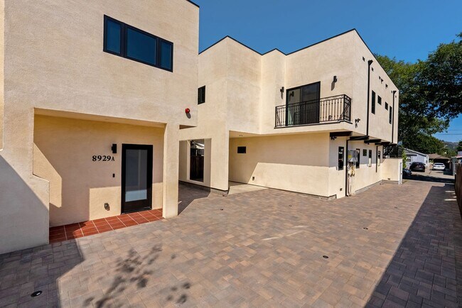 Building Photo - Stunning brand new construction, modern lu...