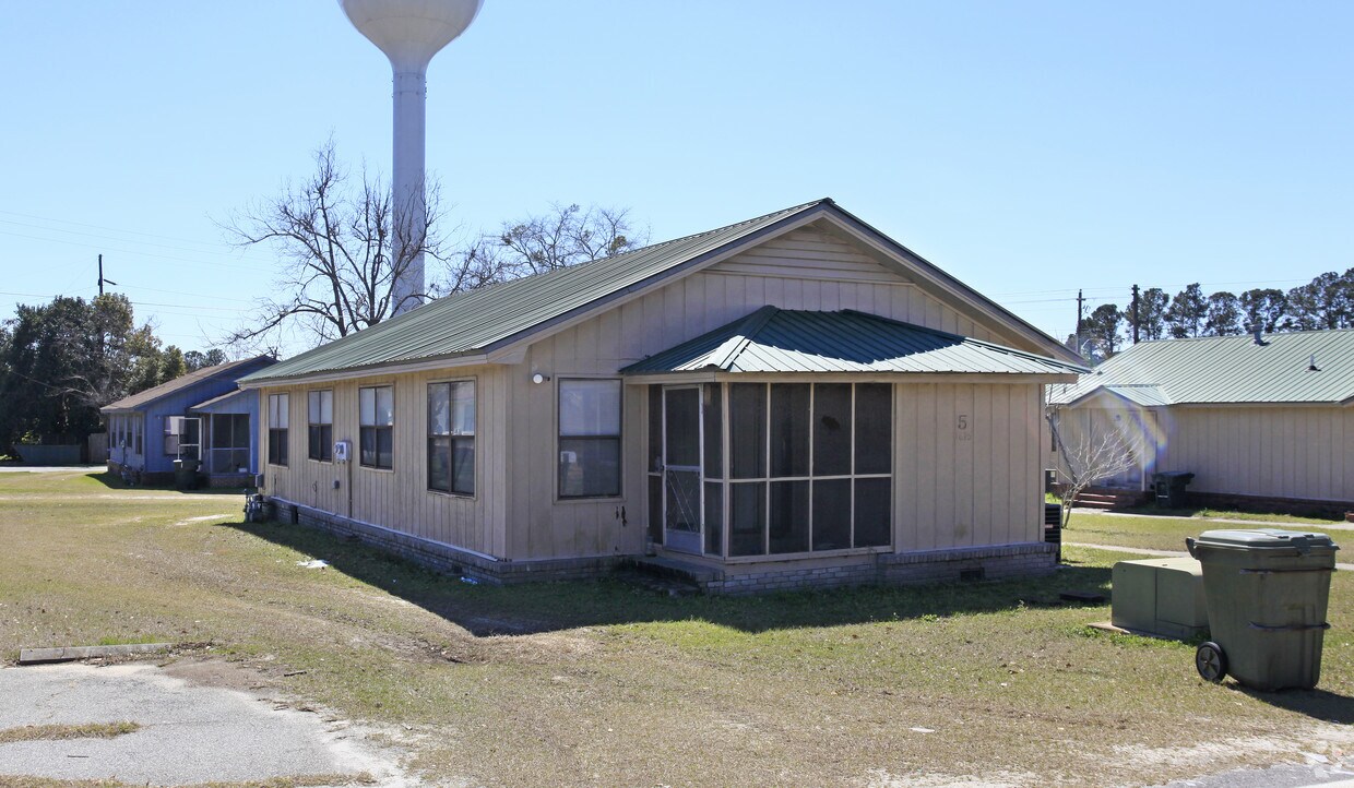 Building Photo - 1615-1617 Victory