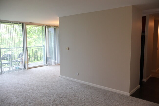Building Photo - 6000 Oakwood Dr