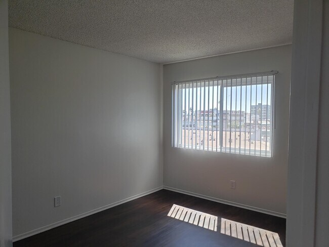 Foto del edificio - 3056 Leeward Ave