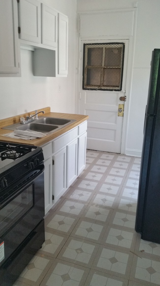 Building Photo - 2BR Hyde Park Unit - FREE Heat! Top FL!!