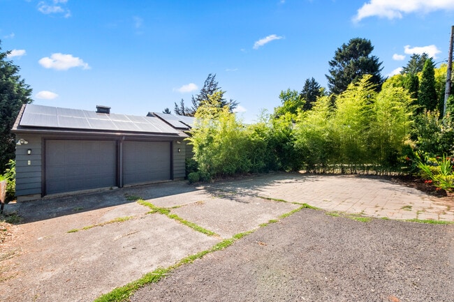 Building Photo - 8206 SW Terwilliger Blvd