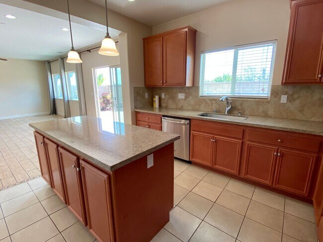 Foto del edificio - Remodeled 4 bedroom 3 bath home in Moorpark