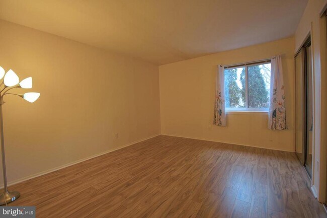 Foto del edificio - 905 Meadow Woods Ln