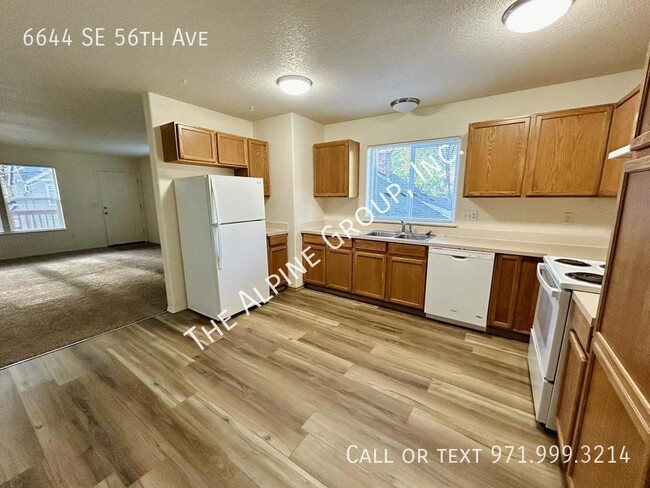 Building Photo - Remodeled unit, new flooring, fresh paint,...