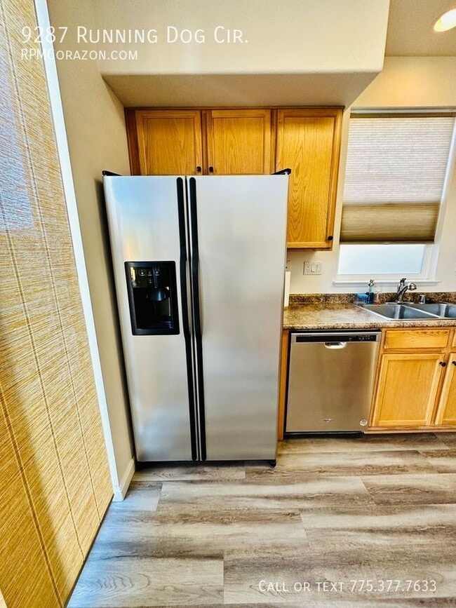 Foto del edificio - 9287 Running Dog Cir