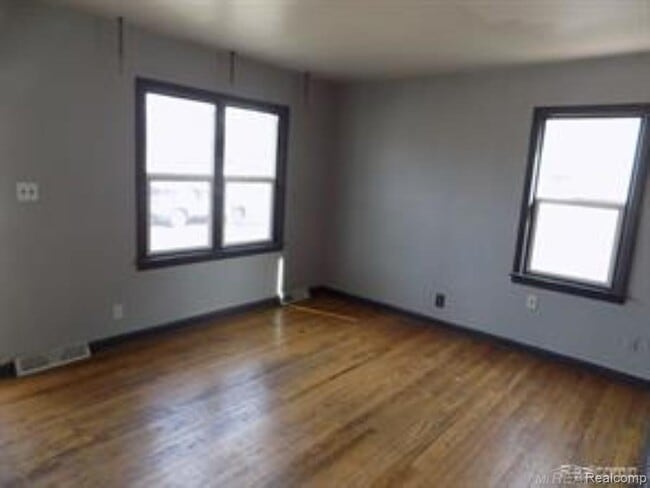 Building Photo - 2045 Central St