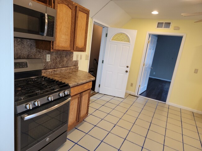 Building Photo - 1023 N Churchill St