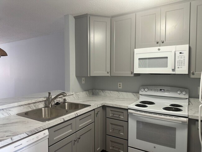Foto del edificio - 2 bedroom condo in Williamsburg! Available September 2026