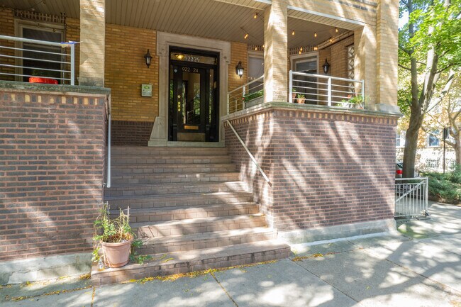 Entrance - 922-924 N Oakley Blvd
