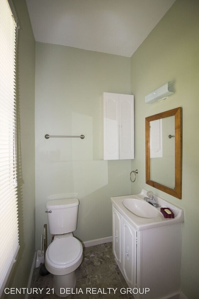 Building Photo - 133 Country Club Cir