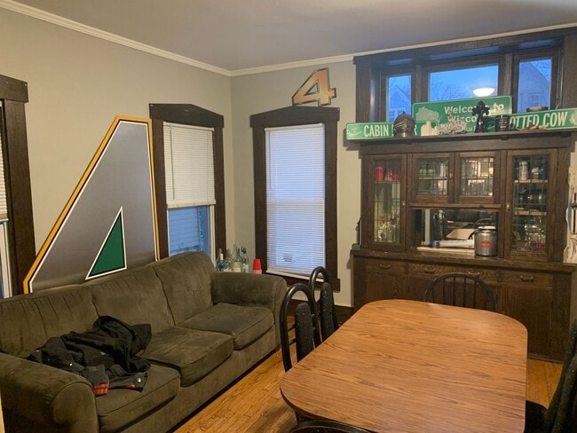 Building Photo - Maryland 6Bdrm House blocks from UWM Campus