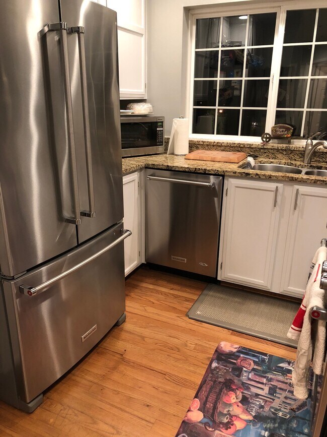 kitchen with new KitchenAid fridge, downdraft oven, dishwasher and new granite counters. - 9915 NE 124th St Townhome