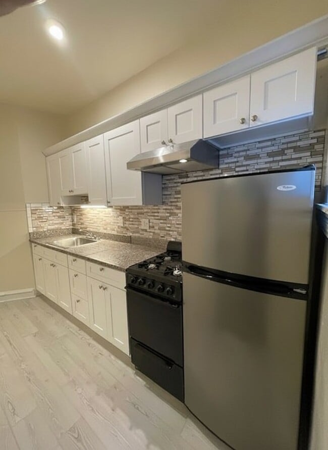 Photo - 1625 Dyre St Apartment