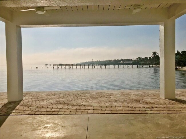 Building Photo - 431 NE Intercoastal Dr