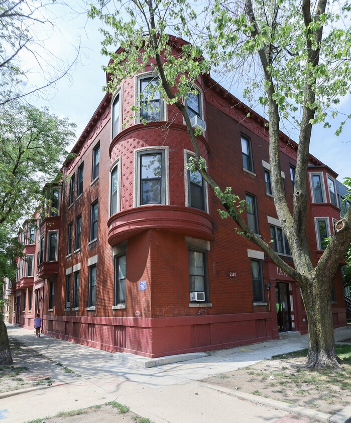 Primary Photo - 836 W Cornelia Ave