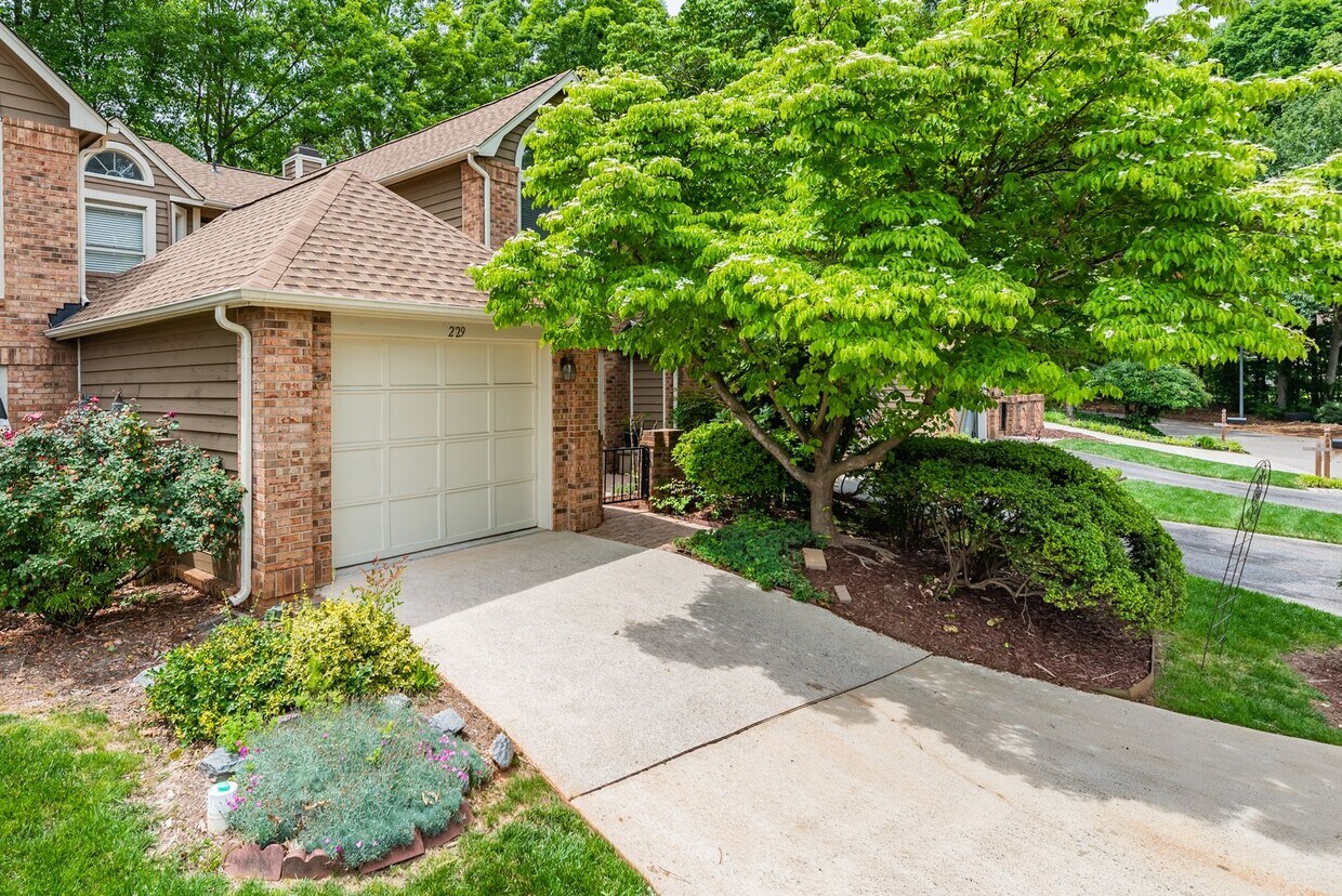 Primary Photo - Lovely 3-bedroom Townhome in Cary!