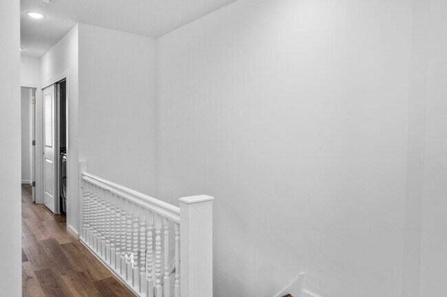 Building Photo - Newly Remodeled 3 Bedroom/2 full baths, modern fixtures, all new appliances, onsite laundry, luxu...
