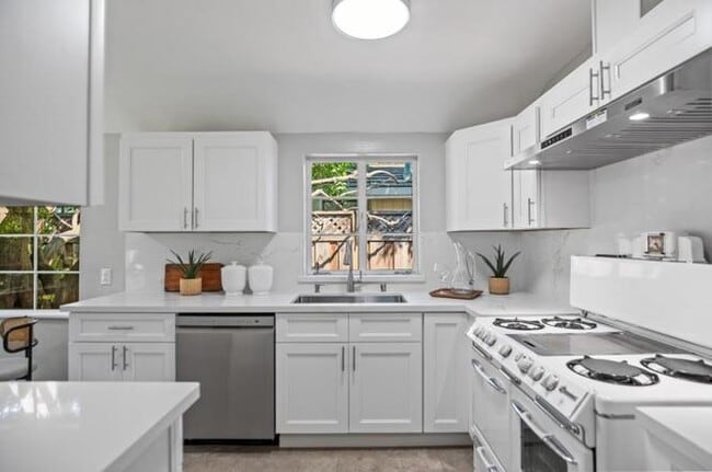 Building Photo - 1460 Latham St
