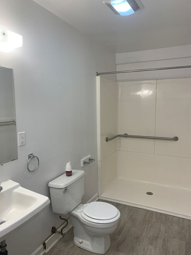 Building Photo - Eastern SD 3 Bedroom 2 Bath Rancher With Y...