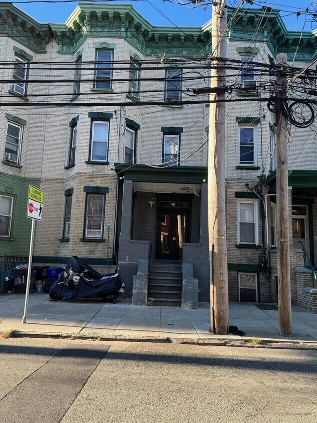 381 Baldwin Ave Unit 1, Jersey City, NJ 07306 Room for Rent in Jersey