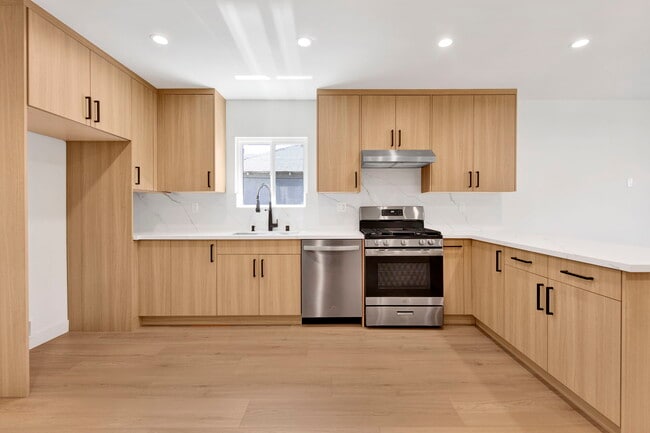 Building Photo - 6712 1/2 St Clair Ave