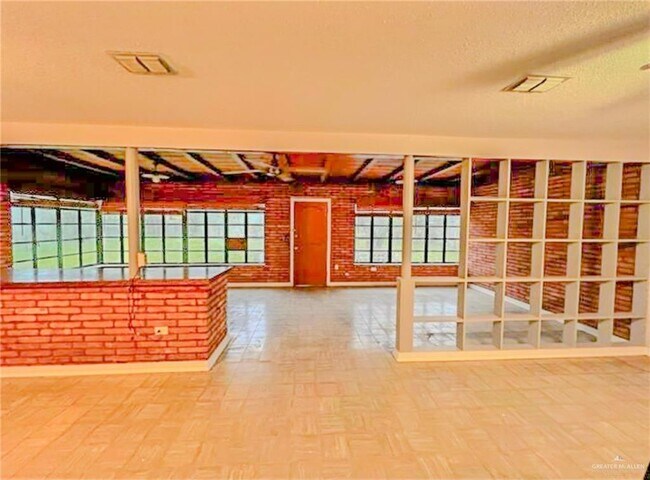 Foto del edificio - 208 E 10th St