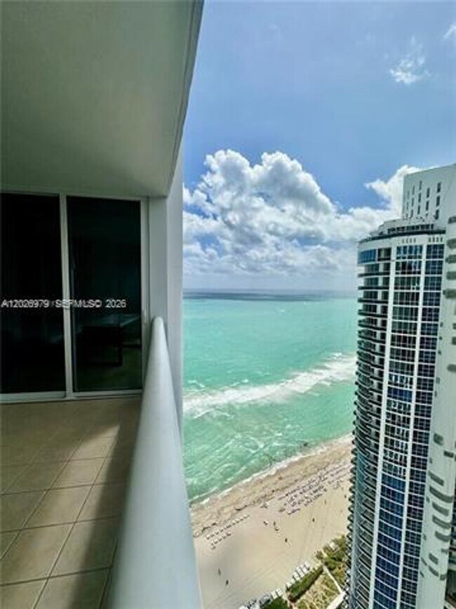 Foto del edificio - 18201 Collins Ave