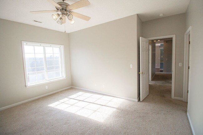 Building Photo - 3800 Saddlebrook Pl