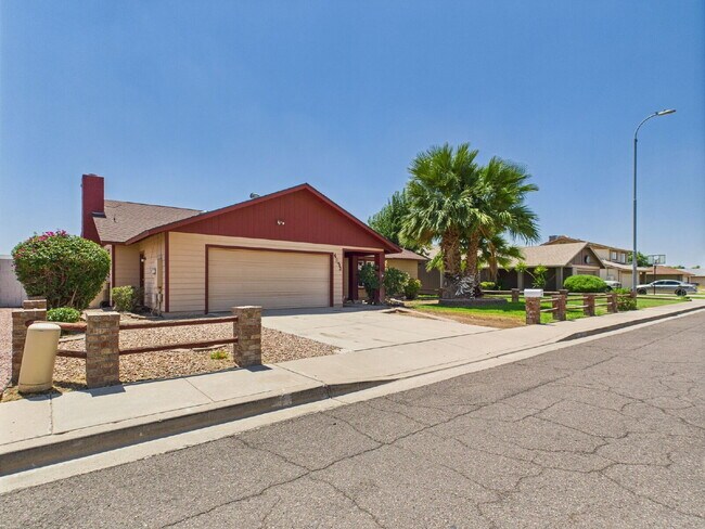 Building Photo - Private Pool - No HOA