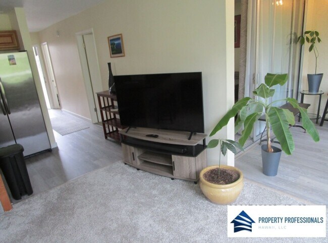 Building Photo - 3rd floor condo unit - fully furnished!