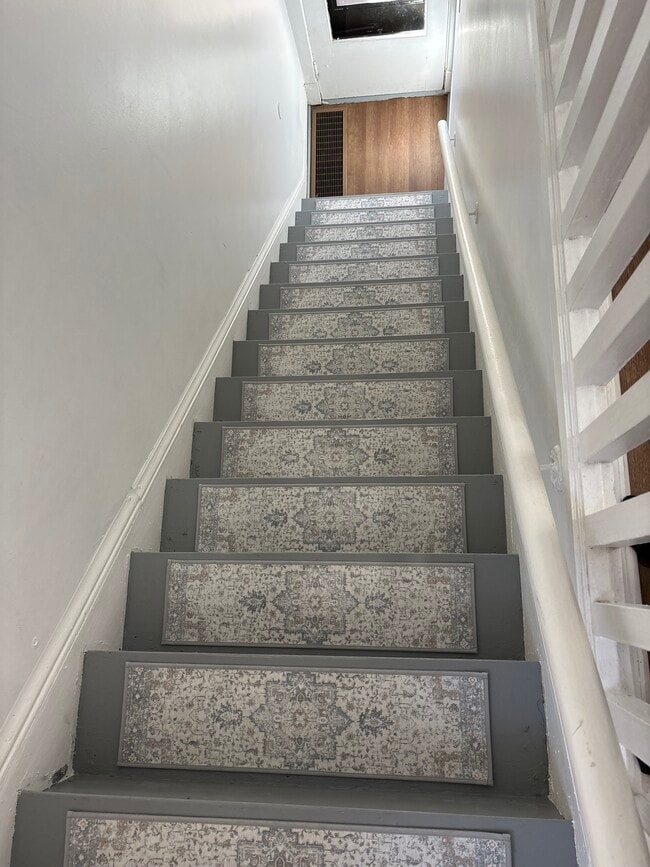 Building Photo - 605 Maple Ave