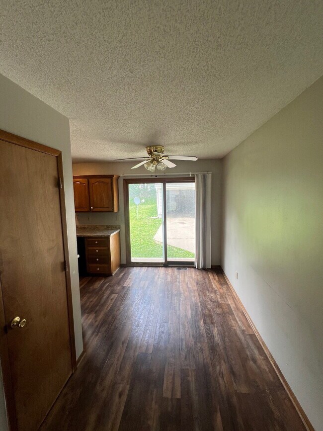 Building Photo - Recently Renovated 2Br / 1.5Ba Home with D...
