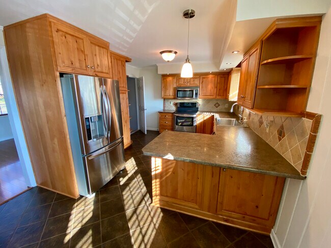 Kitchen - 4408 Juneau Dr