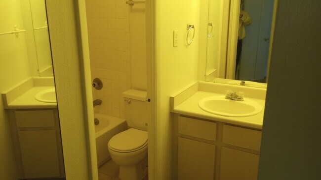 Building Photo - Great location off Leetsdale/Parker and Florida with lots of amenities such as AC, pool, hot tub,...