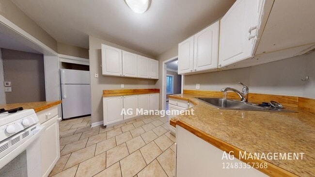 Building Photo - 31 N Eastway Drive - Great 3Bed/1Bath Pont...