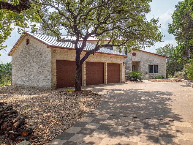 Foto del edificio - 2102 Paisano Rd