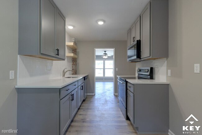 Building Photo - 2 br, 1 bath Townhome - 1724 S Yale St