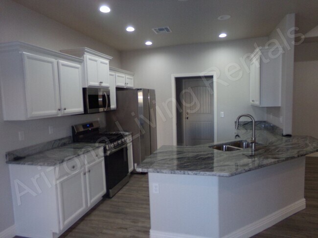 Foto del edificio - GORGEOUS 3 BEDROOM 2 BATHROOM HOME