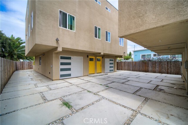 Foto del edificio - 3019 Raymond Ave