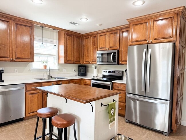 Foto del edificio - Spacious 3BR Home with Open Split Layout, Fenced Yard & Covered Front Porch