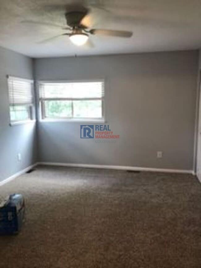 Building Photo - 715 Crown Point Dr