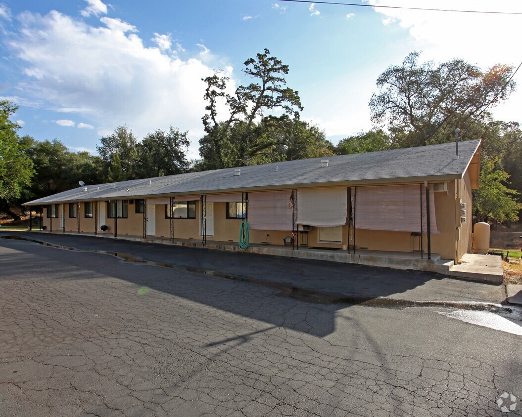 Primary Photo - Laclare Apartments
