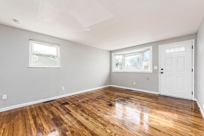 Building Photo - 868 Harwood Dr