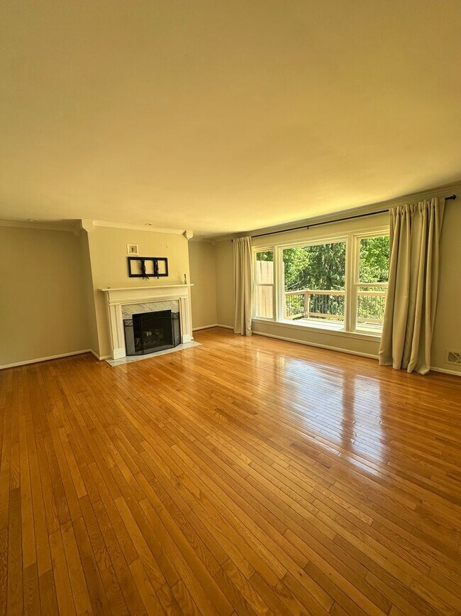 Building Photo - Charming Walk-Out Ranch in Sought-After Ba...