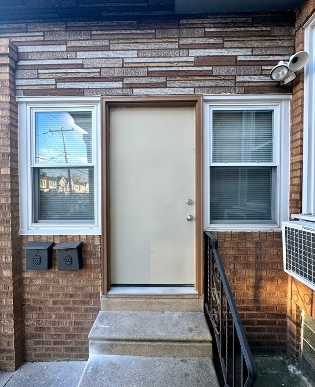 Puerta principal - 1240 Pratt St