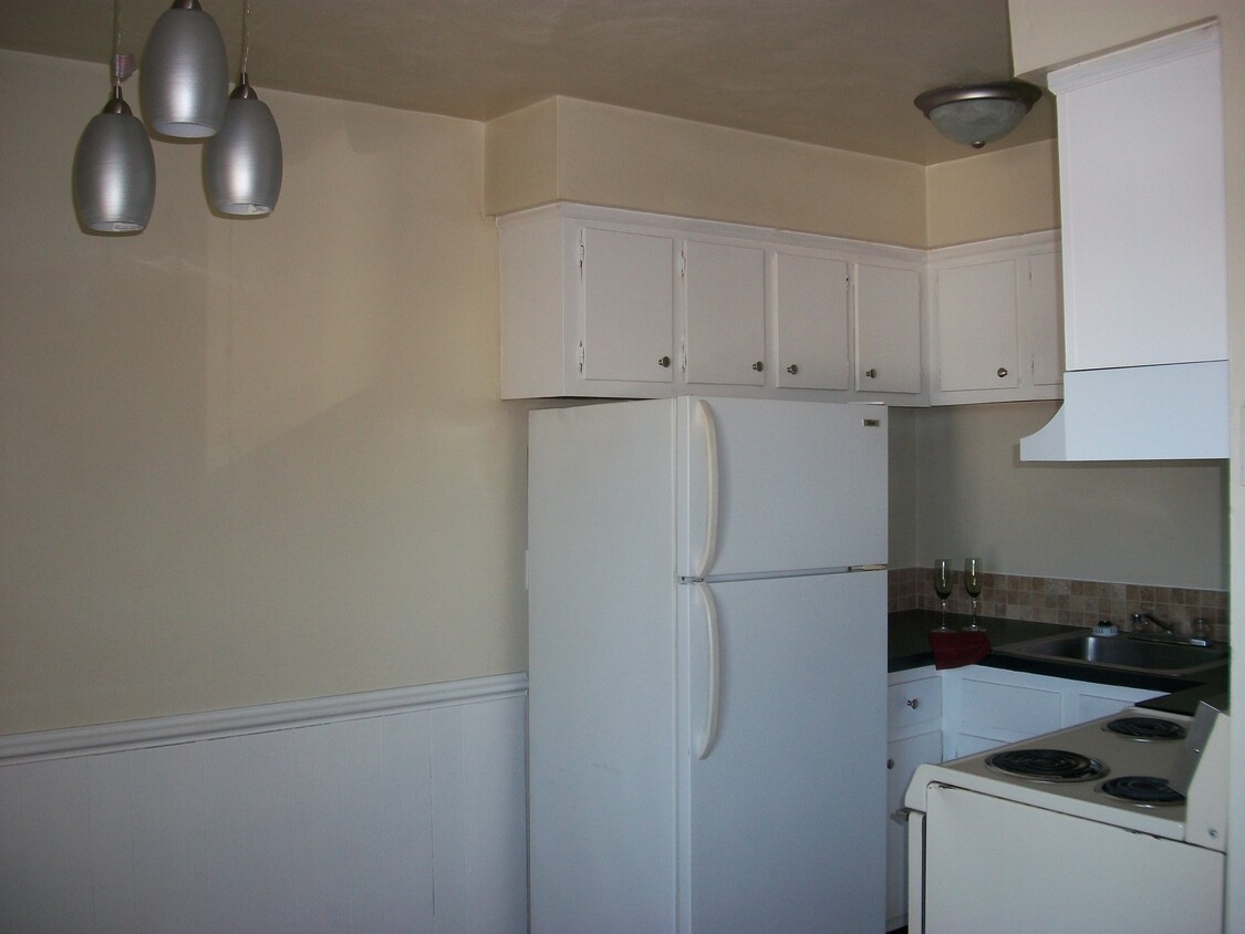 Kitchen - 1281 Little Bay Ave