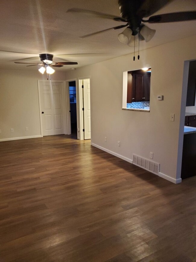 Building Photo - 2 Bedroom, 1 Bath Single Family Home in Clinton, IA